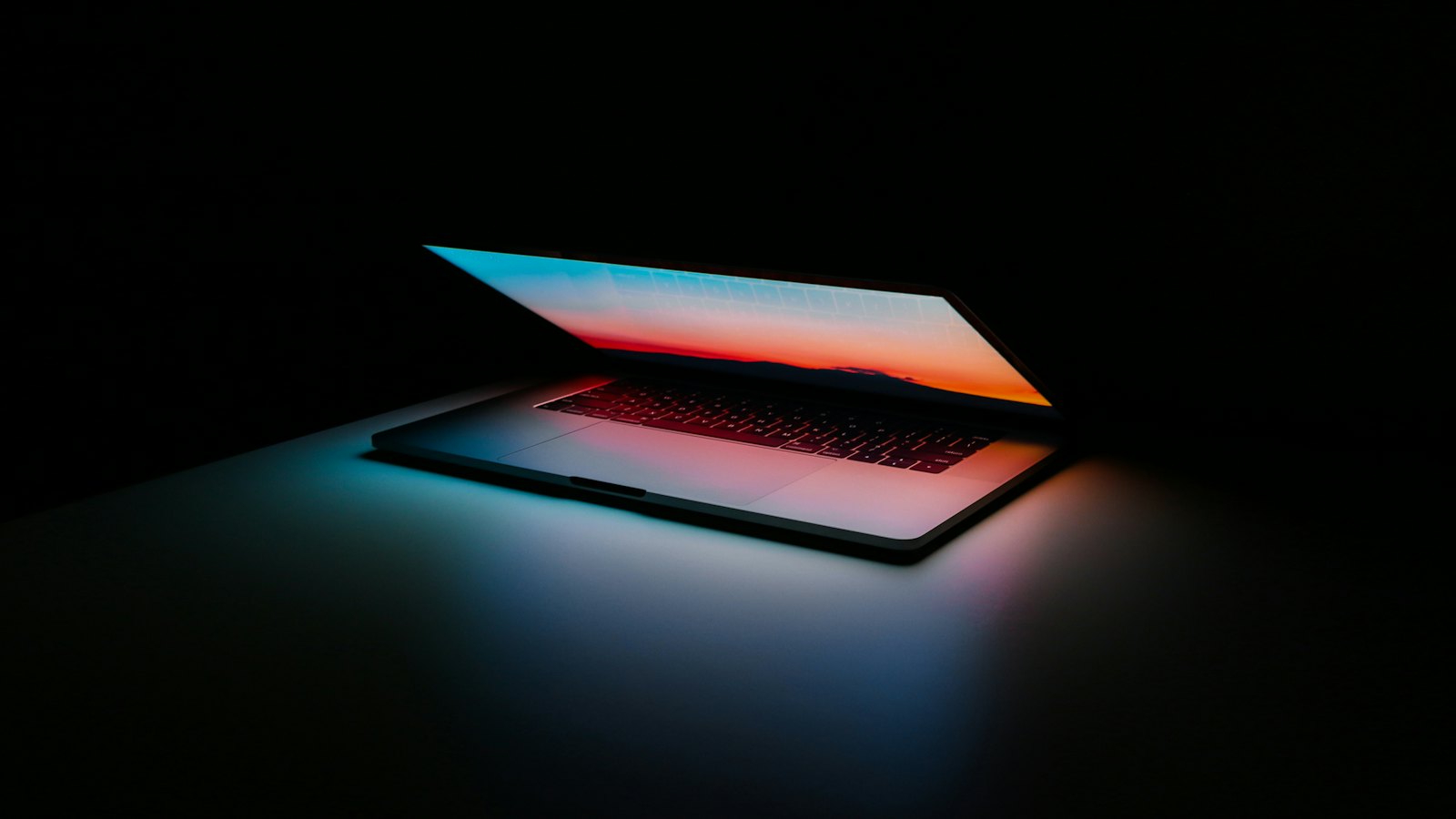 Ordinateur portable ouvert sur un bureau