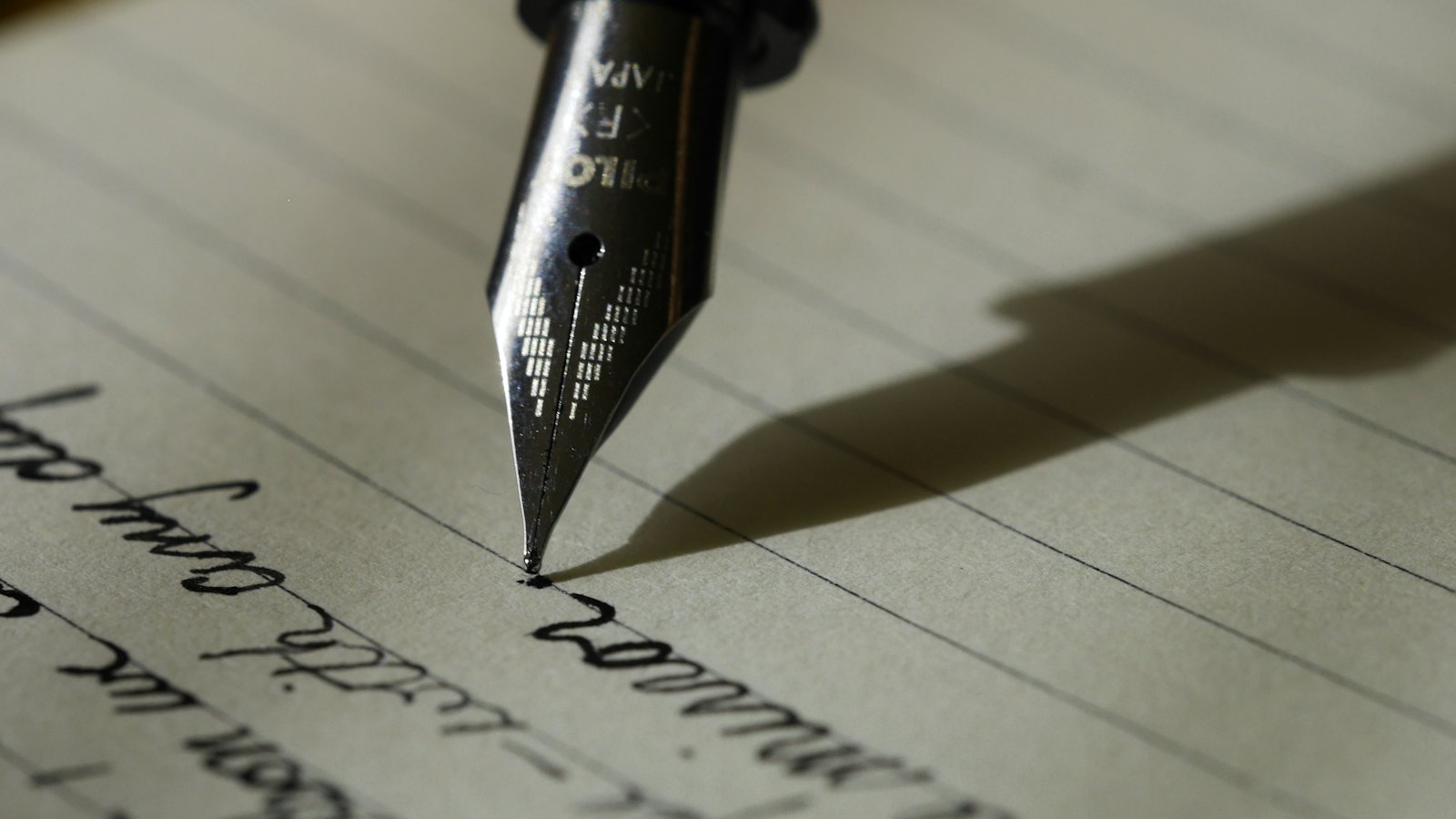 Stylo plume sur une feuille lignée