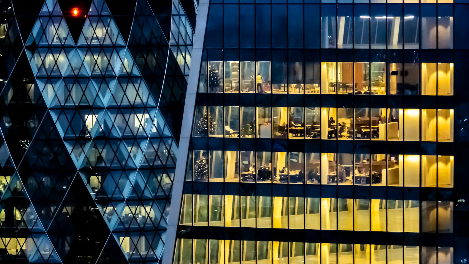 Façade d'immeuble de bureaux vue en contre-plongée
