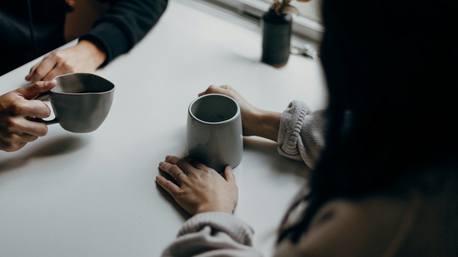Deux personnes en discussion autour d'un café