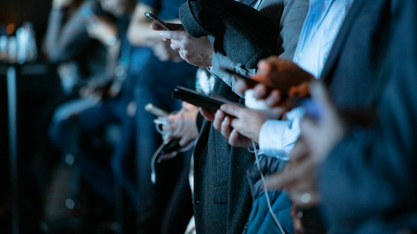 Personnes consultant leur téléphone