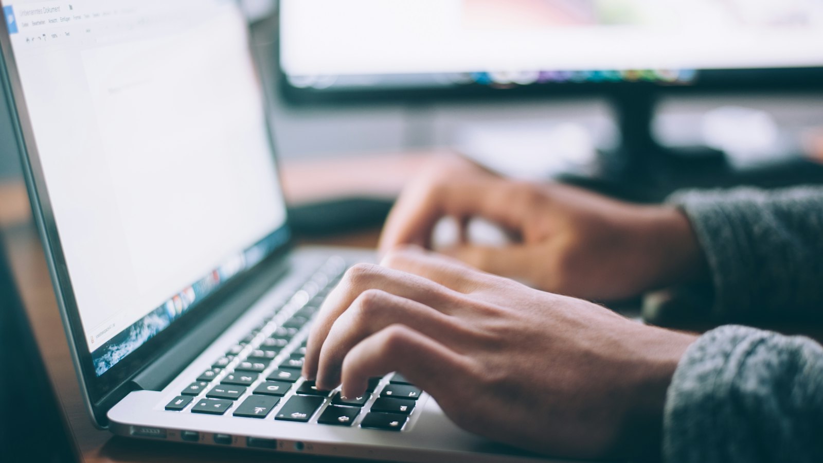 Personne consultant des offres d'emploi sur un ordinateur portable