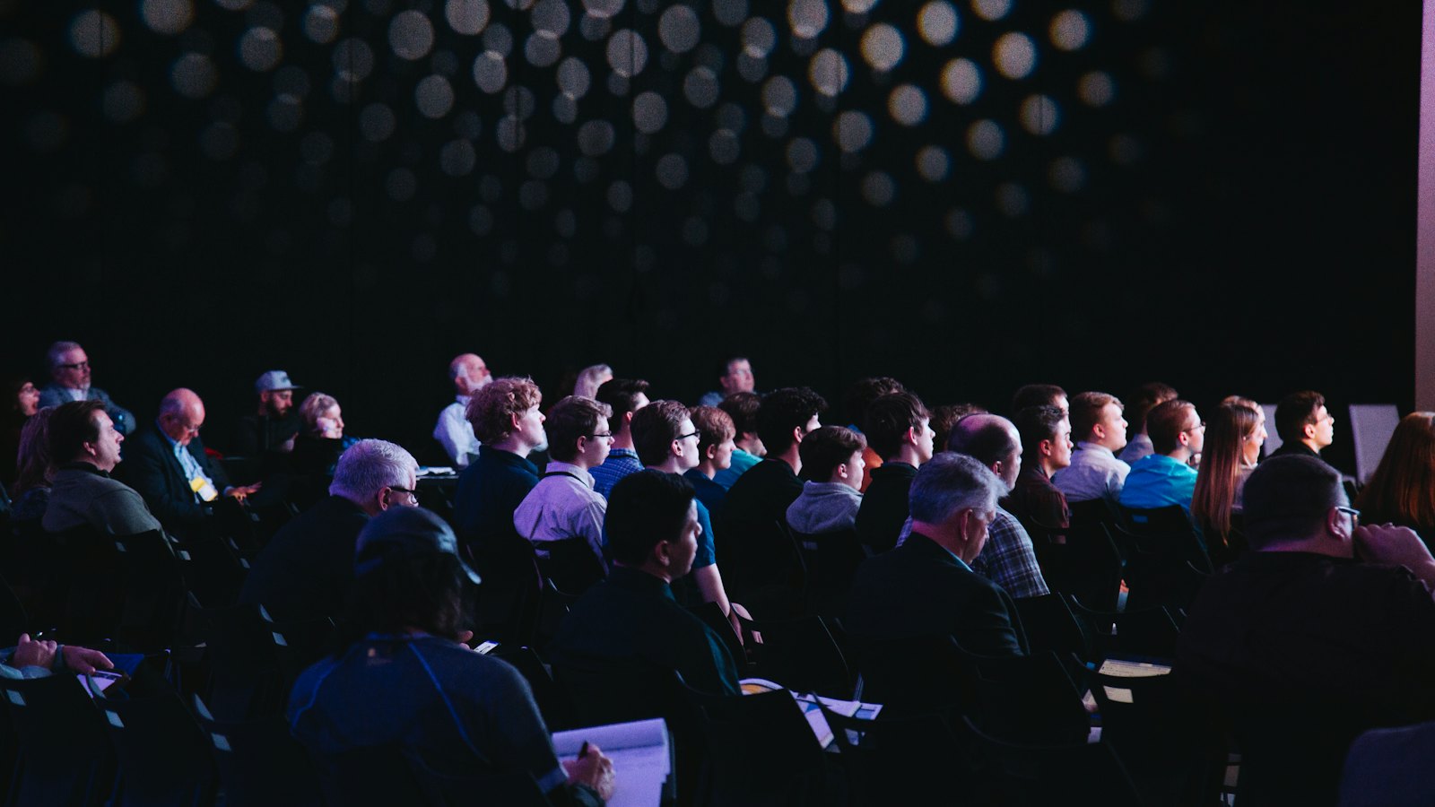 Salle de conférence avec un public assis
