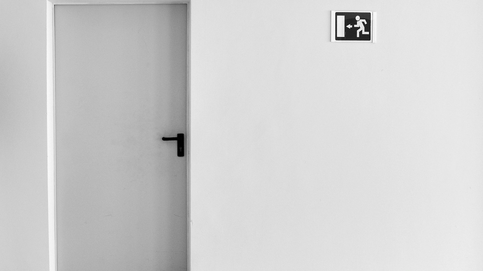 Porte de sortie dans un couloir de bureau